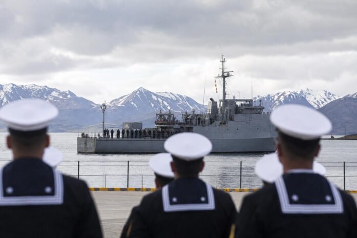 Más de 1.300 marinos participaron en el desfile más austral de Chile en Puerto Williams