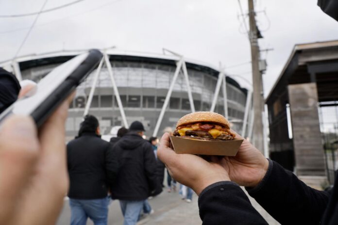 Alcalde de Puerto Montt califica como un error la renuncia de exjefe de Concesiones tras polémica por hamburguesas