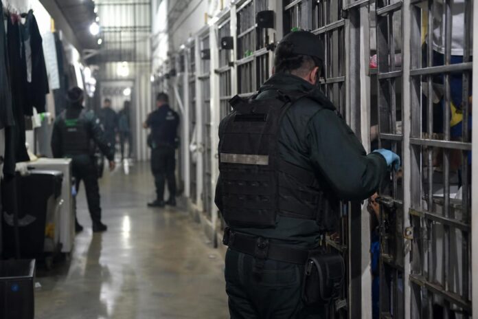 Allanamiento en cárcel de Alto Hospicio permite incautar 20 armas blancas y dinero en efectivo