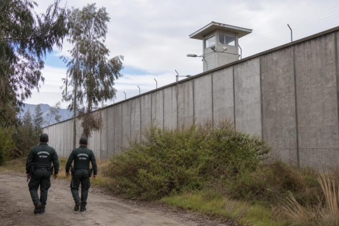 Reo muere tras caer desde un muro de ocho metros durante escape de cárcel de Talca