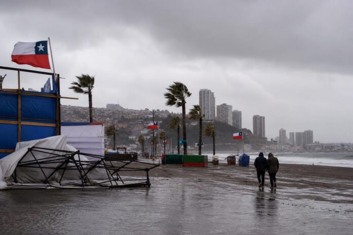 Precipitaciones y fuertes vientos complican inicio de Fiestas Patrias en Coquimbo y Antofagasta