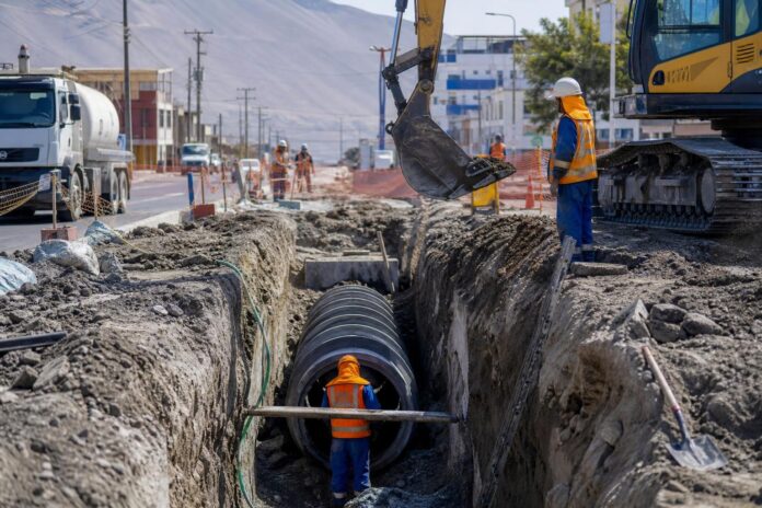 Avanzan obras de renovación del colector de avenida Arturo Prat en Iquique