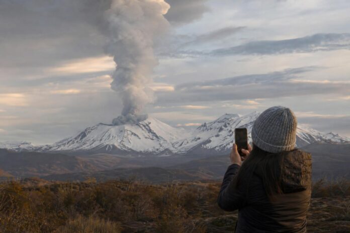 Nueva explosión en Nevados de Chillán genera columna de humo de 900 metros