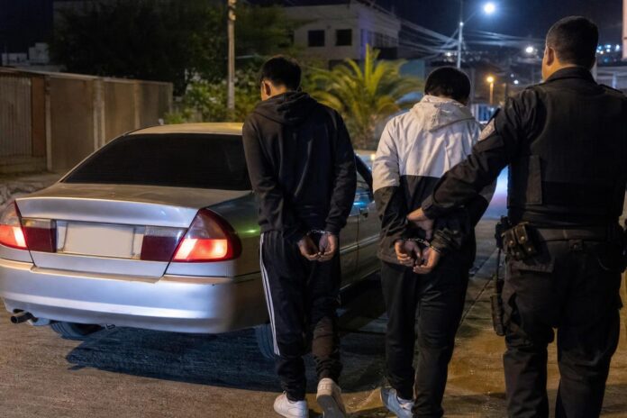 Dos adolescentes fueron detenidos tras recuperar vehículo robado en el sector norte de Iquique
