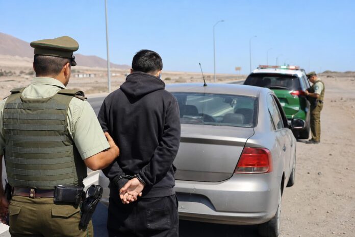 Detienen a adolescente que conducía vehículo con encargo por robo en Huara