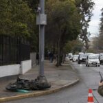 Muere motociclista tras impactar contra poste de cámaras de seguridad en Providencia