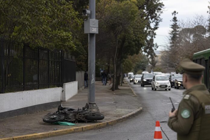 Muere motociclista tras impactar contra poste de cámaras de seguridad en Providencia