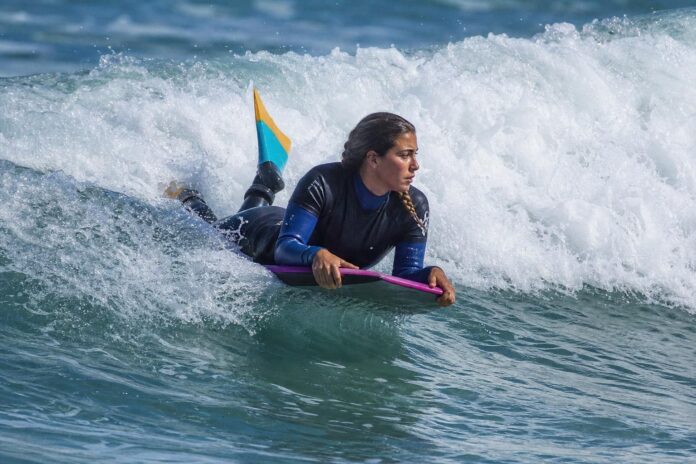 Iquiqueña Emiliana González sigue en competencia en el circuito mundial de bodyboard en Brasil