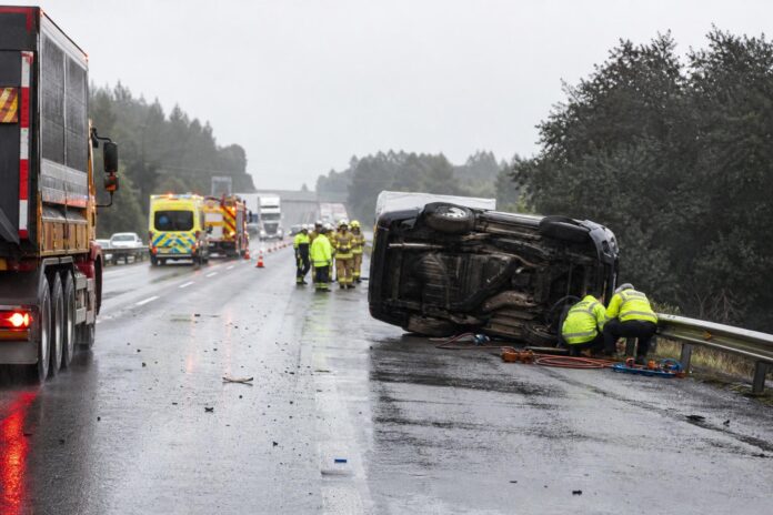 Volcamiento obliga a suspender tránsito en la Ruta 5 Sur a la altura de Ñiquén