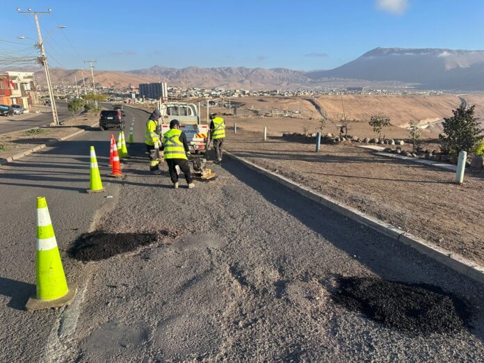 Avanzan trabajos de bacheo y reparación de calles en Alto Hospicio