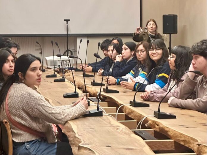 Estudiantes del Liceo Bicentenario Domingo Santa María presentan su museo histórico en La Moneda