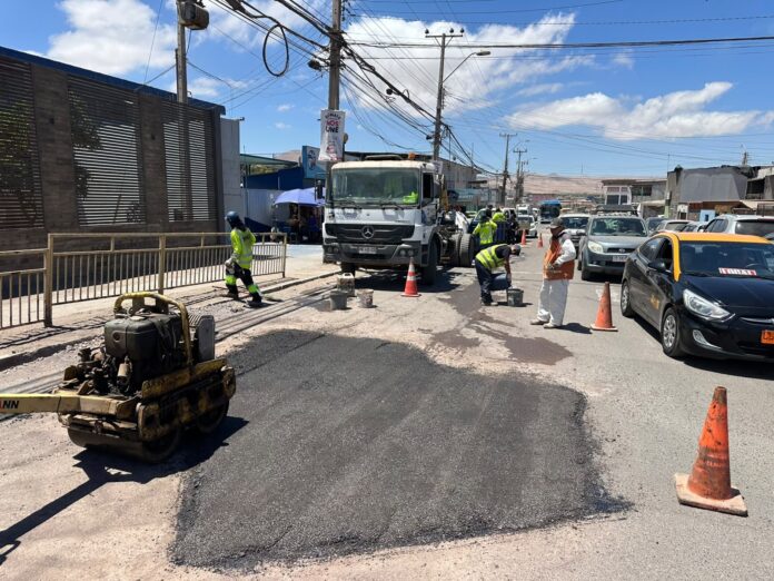 Municipio de Alto Hospicio ejecuta trabajos de bacheo y repavimentación tras las lluvias