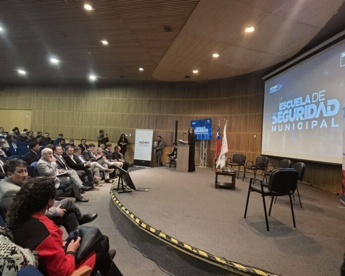 Alcalde de Alto Hospicio participa en la Escuela de Seguridad Municipal 2026