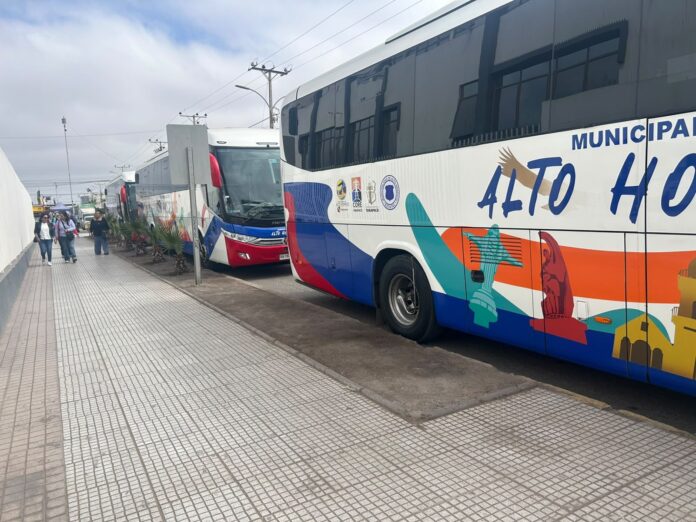 Personas mayores de Alto Hospicio asistieron a obra teatral sobre Tarapacá