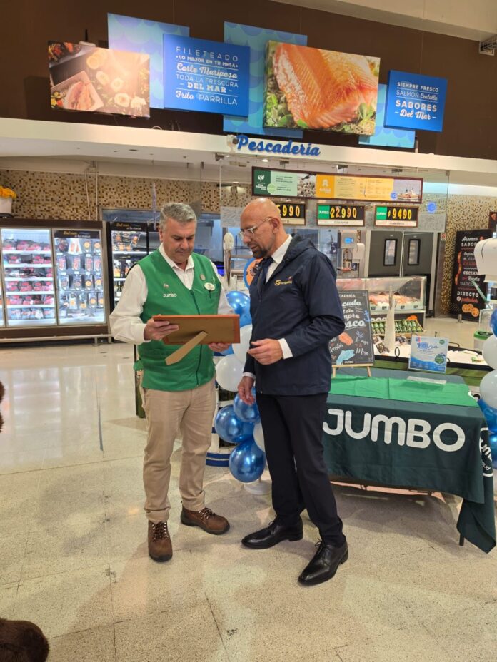 Sernapesca reconoce a Jumbo Iquique por sus 10 años de compromiso con el Sello Azul