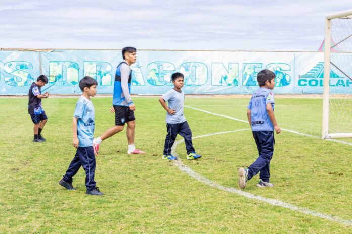 Estudiantes de dos colegios de Iquique fueron reconocidos por su asistencia junto a Deportes Iquique