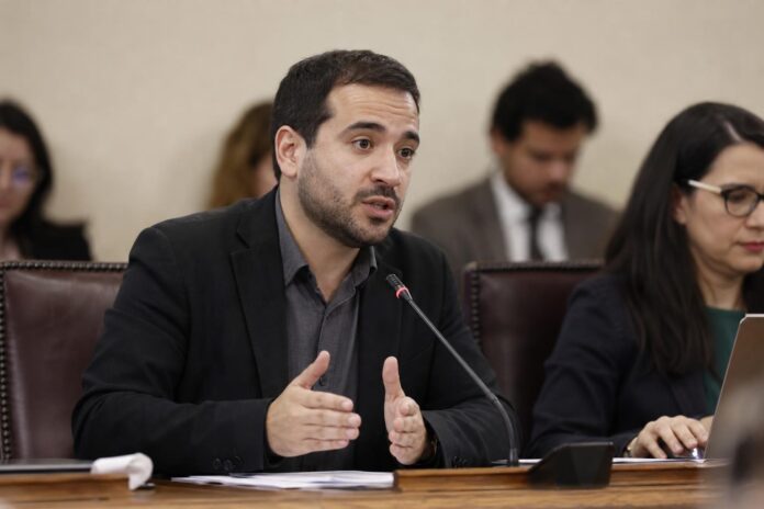 Diputado Luis Cuello acusa al Gobierno de proteger al ministro Fernando Rabat por rebajas de condenas
