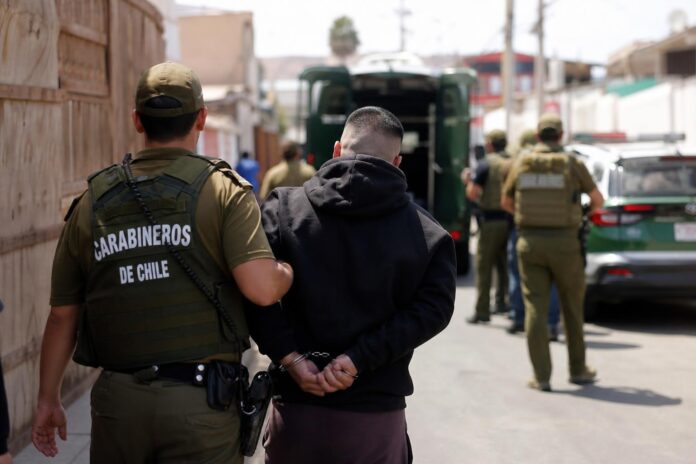 Detienen a 24 personas con órdenes vigentes durante operativo policial en Tarapacá