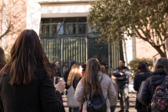 Huelga legal en colegio Bradford de Vitacura cumple cuatro días