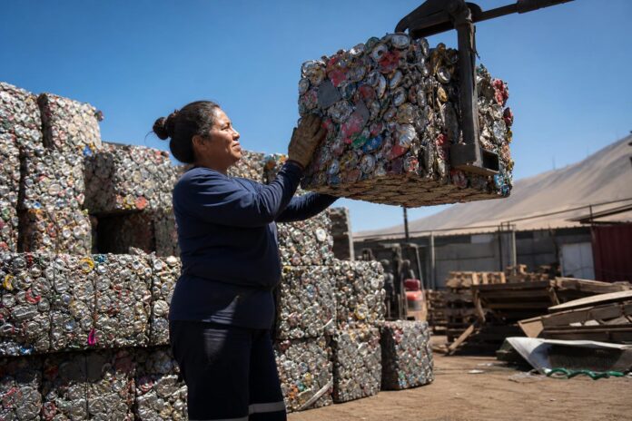 Emprendedora de Pozo Almonte formaliza compra de terreno fiscal para su negocio de reciclaje