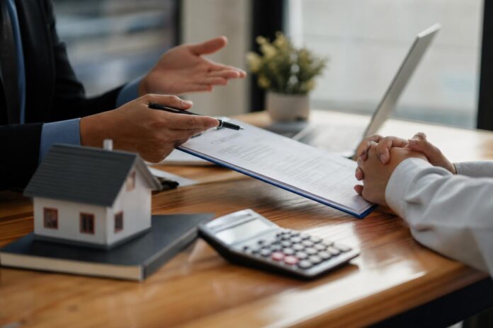 CMF multa a compañía de seguros por comercializar pólizas mediante agentes no inscritos