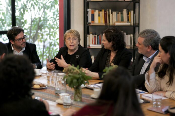 Michelle Bachelet se reúne con líderes de la oposición tras abrirse a una tercera candidatura presidencial