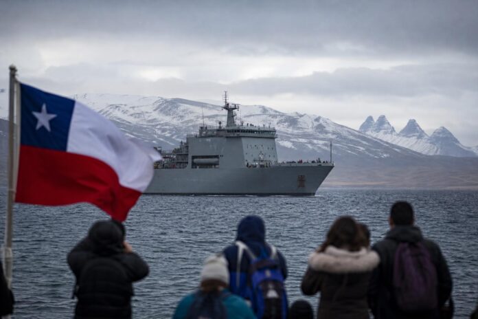 Ministro de Defensa defiende viaje de buque chileno a las Islas Malvinas ante tensión con Argentina