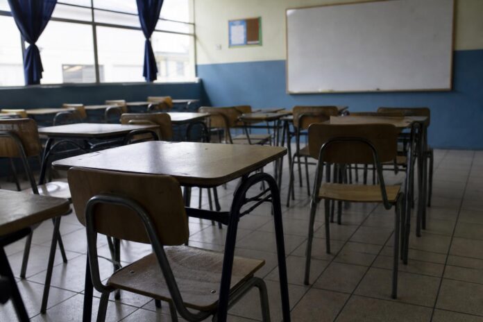 Colegio de Profesores cuestiona dichos de ministro de Hacienda sobre posibles despidos docentes