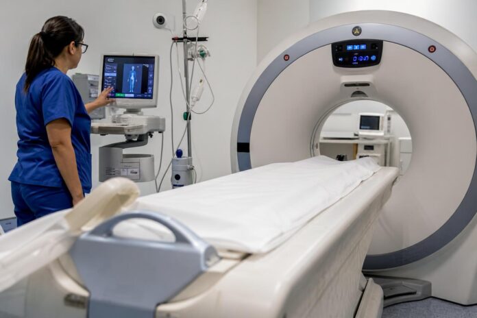Minsal compromete recursos para reparar escáner y daños del Hospital de Iquique