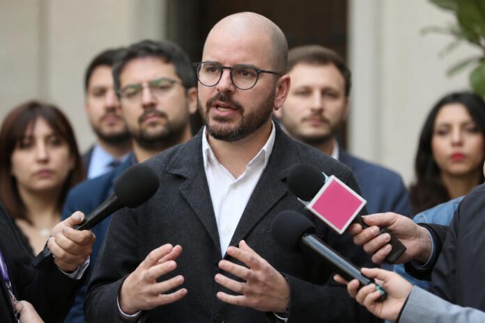Giorgio Jackson defiende gestión de Boric ante polémica por rebajas de condenas