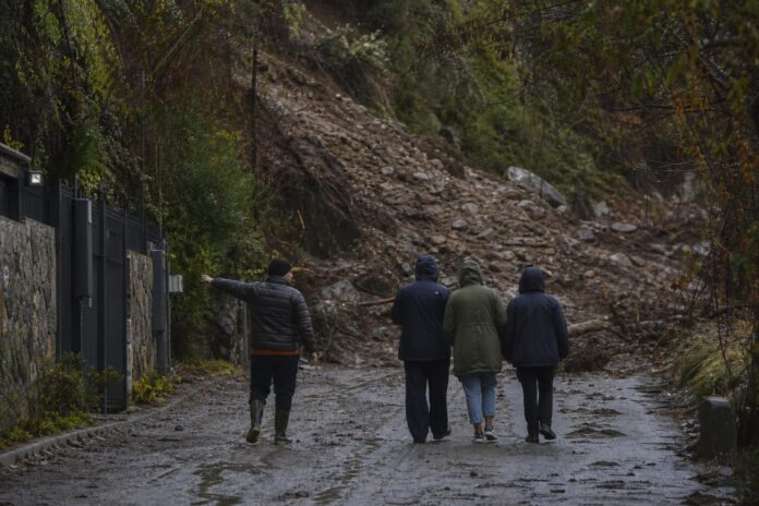 Ordenan evacuar sectores afectados por aluvión en Las Condes ante nuevas lluvias