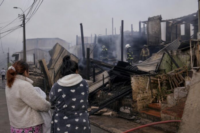 Incendio afecta a cuatro viviendas en Viña del Mar y deja a 10 personas damnificadas
