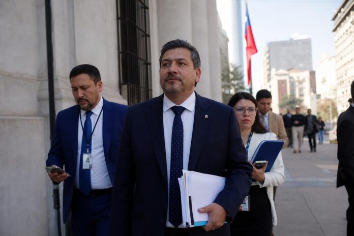 Gobernador Carvajal llega al Congreso para defender recursos de Tarapacá en el Presupuesto 2027