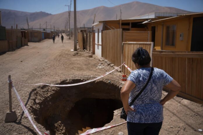 Minvu anuncia fondos de emergencia y 15 terrenos para familias afectadas por socavones en Alto Hospicio