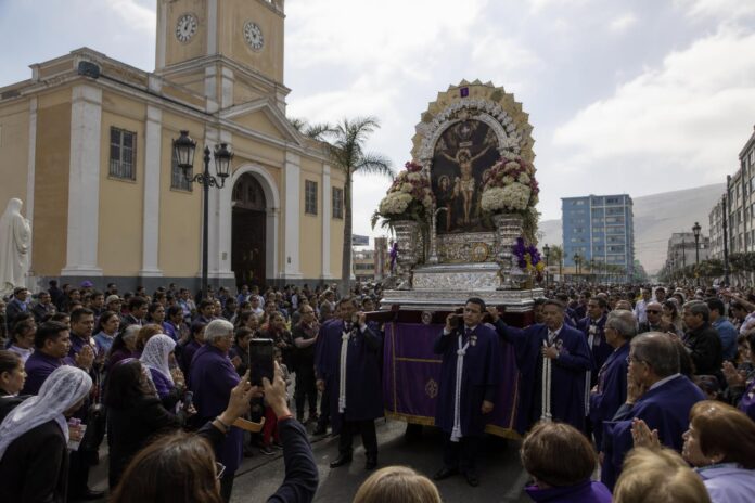 Fieles participaron en misa y procesión del Señor de los Milagros en Iquique
