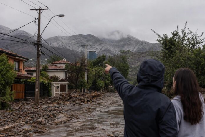 Gobierno llama a evacuar zonas afectadas por aluvión en Las Condes ante la llegada de nuevo sistema frontal