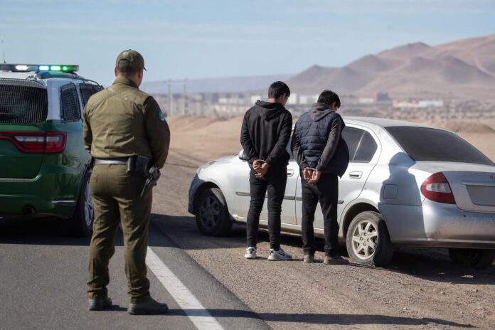 Detienen a dos ciudadanos bolivianos que huían en un vehículo robado hacia la frontera
