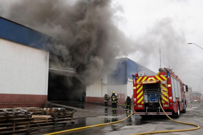 Incendio afecta a galpón de la Zona Franca de Iquique