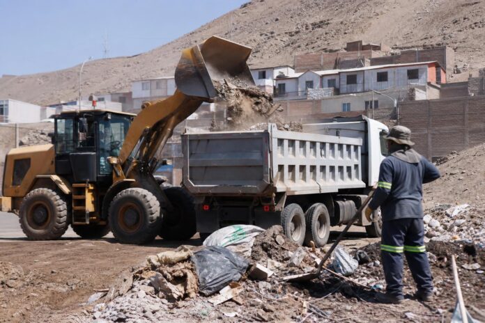 Municipalidad de Iquique retira 25 toneladas de basura y escombros en Huantajaya II