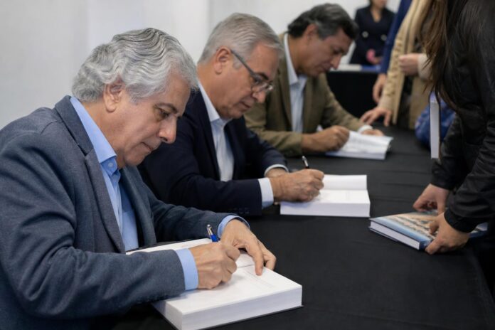 Autores de “Zona Franca: El Milagro del Desierto” realizaron firma de ejemplares en Iquique