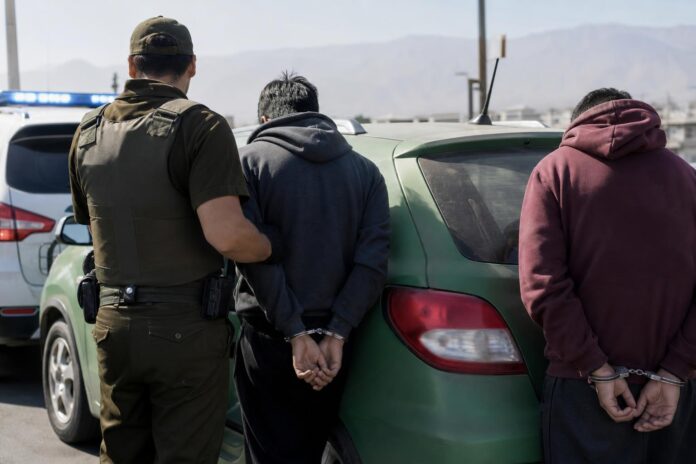 Detienen a dos personas acusadas de robar la batería de un vehículo en Iquique