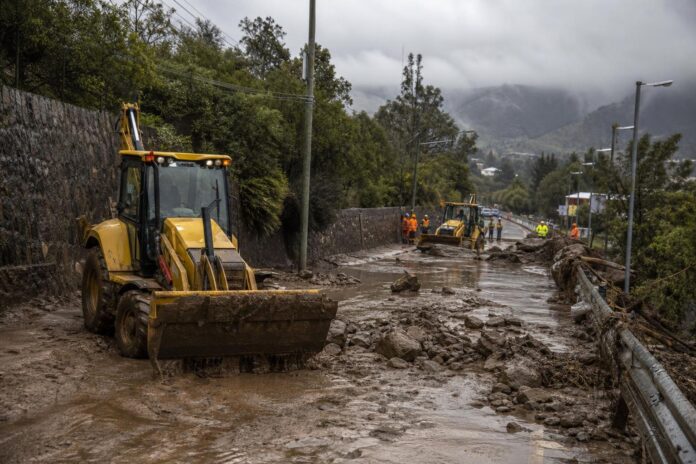 Gobierno asegura que situación por aluvión en Las Condes está controlada y prevé despejar vías esta semana