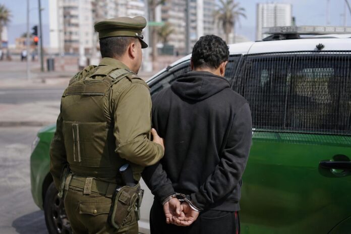 Carabineros detuvo en Iquique a hombre con órdenes vigentes por homicidio y lesiones