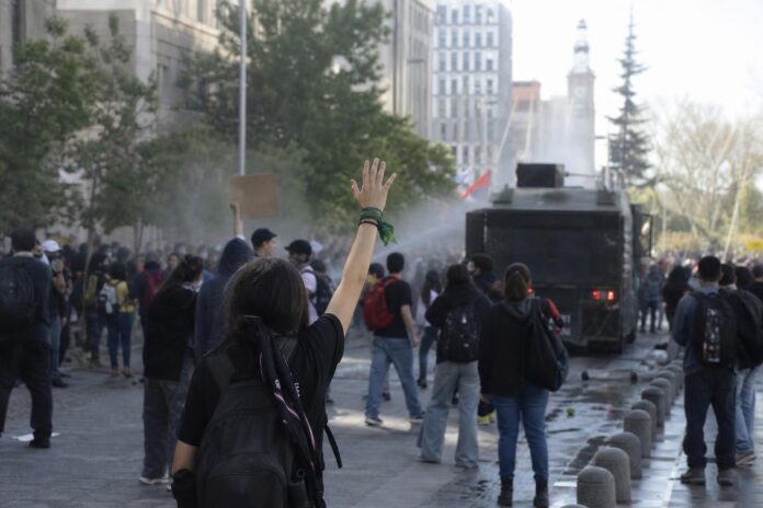Reportan desórdenes y 12 detenidos durante marcha estudiantil contra recortes en educación