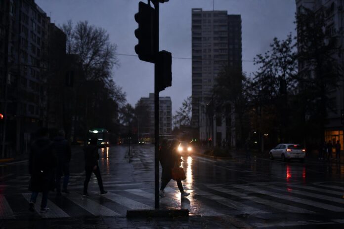 Más de 4.000 clientes permanecen sin luz en la Región Metropolitana tras sistema frontal
