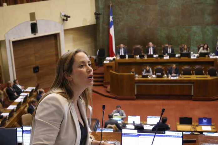 Camila Flores critica eventual nueva candidatura presidencial de Michelle Bachelet