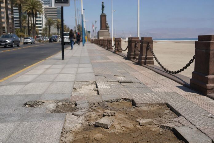 Mesa técnica busca iniciar este 2026 la reparación de veredas del Paseo Baquedano
