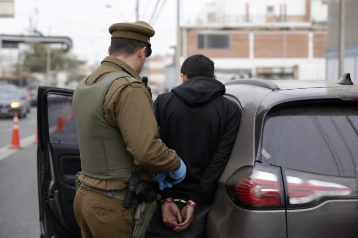 Dos detenidos tras hallar un arma de fuego al interior de un vehículo en Iquique