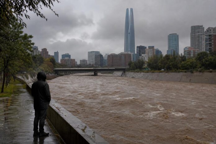 Declaran Alerta Amarilla en seis comunas de la Región Metropolitana por crecida del río Mapocho