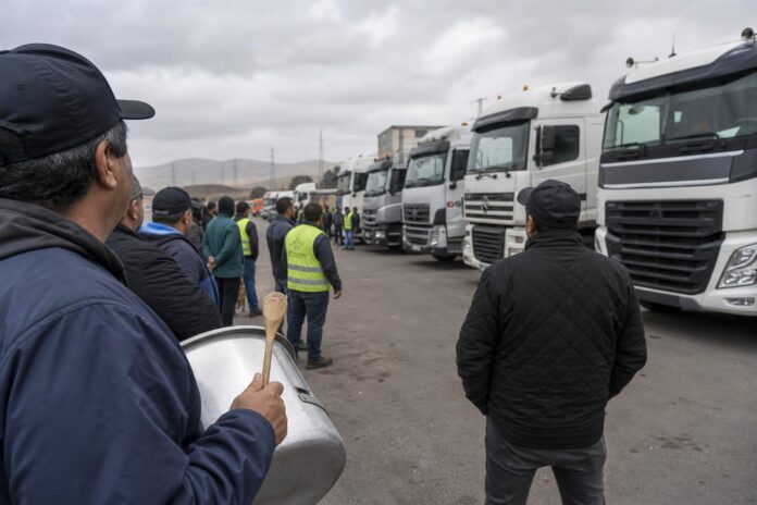 Cerca de 100 camioneros se movilizarán en San Antonio por alza de combustibles y tarifas congeladas